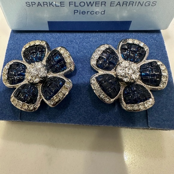 SAPPHIRE AND CLEAR COLOR SPARKLE FLOWER EARRINGS-pierced - Picture 4 of 12